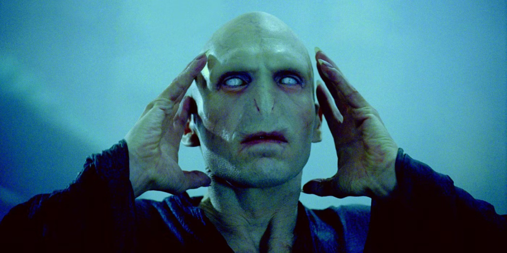 Miért néz ki Voldemort úgy, mint egy kígyó a Harry Potterben?