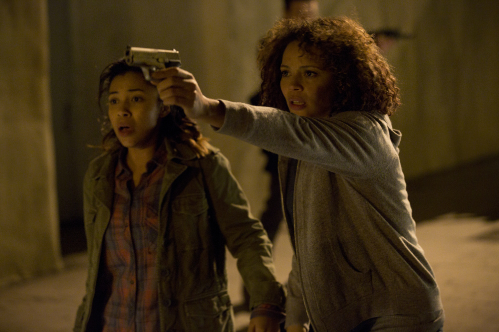 Cali (Zoë Soul) és anyja, Eva (Carmen Ejogo)